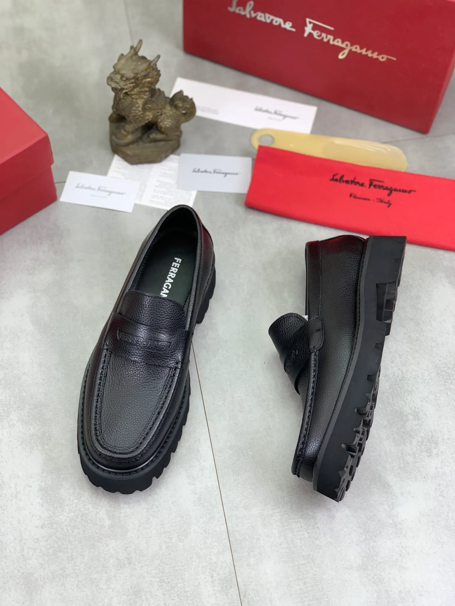 Men's Men's Shoes 💰P460💰[New Style] Water-dyed Niuli 🆘[Salvatore Ferragamo] Ferragamo's latest casual business leather shoes for men! Available at counters simultaneously! The fabric is made of specially imported original calfskin, the lining is made of imported water-dyed cowhide, and the original lightweight foam outsole is absolutely luxurious and leads the fashion trend. Matching code: 38-45; 3️⃣ colors available